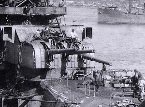 Aft 155 mm gun turret Yamato 300px.jpg