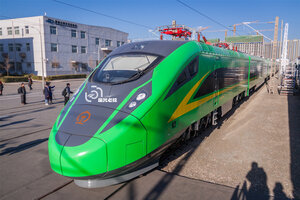 复兴号CR200J型动力集中式动车组在北京环形铁道展览（绿色涂装）
