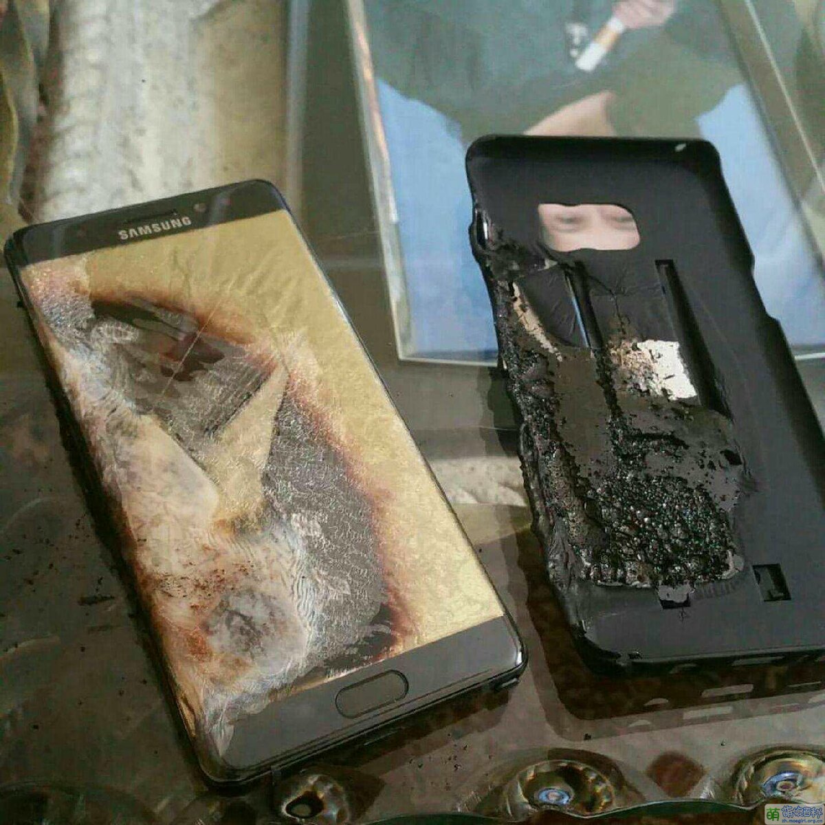 文件:Galaxynote7 explode.jpg - 萌娘共享